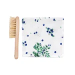 Szczotka na ciemieniuchę z myjką jagódki - LULLALOVE 1 Szczotka na ciemieniuchę z myjką jagódki