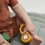 Lew drewniana grzechotka - Trixie 2 Lew drewniana grzechotka