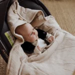 Letni muślinowy otulacz do fotelika rose - Sleepee 8 Letni muślinowy otulacz do fotelika sand