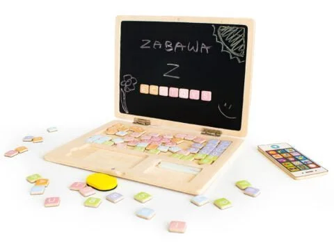 Podróżowanie z dziećmi - niezbędne zabaweczki: Drewniany laptop edukacyjny, tablica magnetyczna ECOTOYS