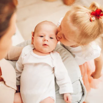 Karmienie piersią z wygodnymi akcesoriami - poduszka do krmienia Baby Steps