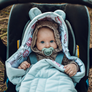 Przewodnik: jak prawidłowo przygotować dziecko do podróży - Kocyk do fotelika Baby Steps