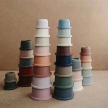 Piramidka sensoryczna z kubeczków Stacking Cups Petal – Mushie