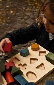 Drewniane klocki do sortowania kształtów kolorowe