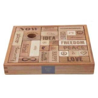 Drewniane klocki Peace & Love w skrzynce
