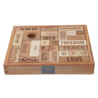 Drewniane klocki Peace & Love w skrzynce