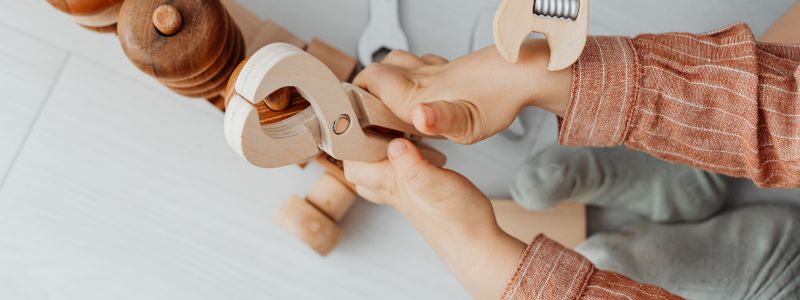 Jak zabawa w kuchnię i warsztat wspiera rozwój dziecka? Przewodnik dla rodziców 1 zabawa w majsterkowanie